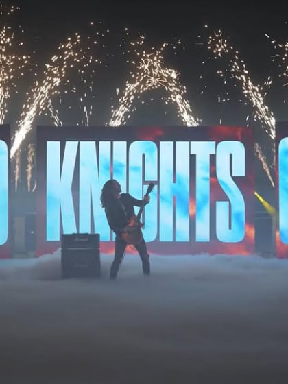 打羽毛球受 打羽毛球受